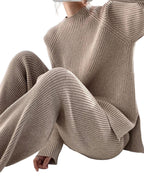 Damski Zestaw z Prążkowanym Swetrem i Spodniami