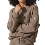 Sweter Damski z Opadającymi Ramionami i Naszywką na Rękawie