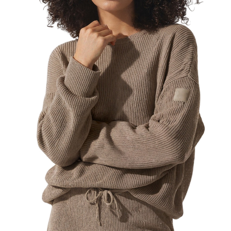 Sweter Damski z Opadającymi Ramionami i Naszywką na Rękawie