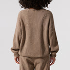 Sweter Damski z Opadającymi Ramionami i Naszywką na Rękawie