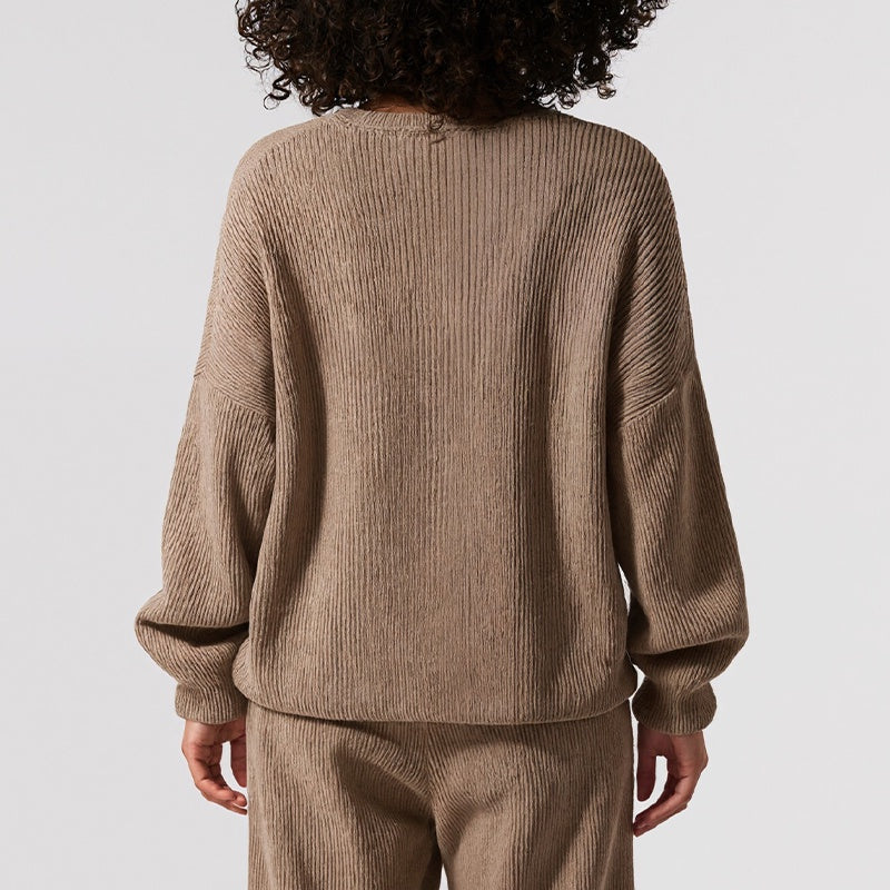 Sweter Damski z Opadającymi Ramionami i Naszywką na Rękawie